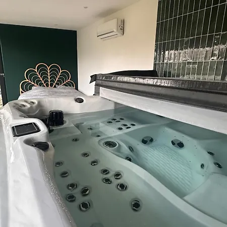 Avec Jacuzzi Apartment *